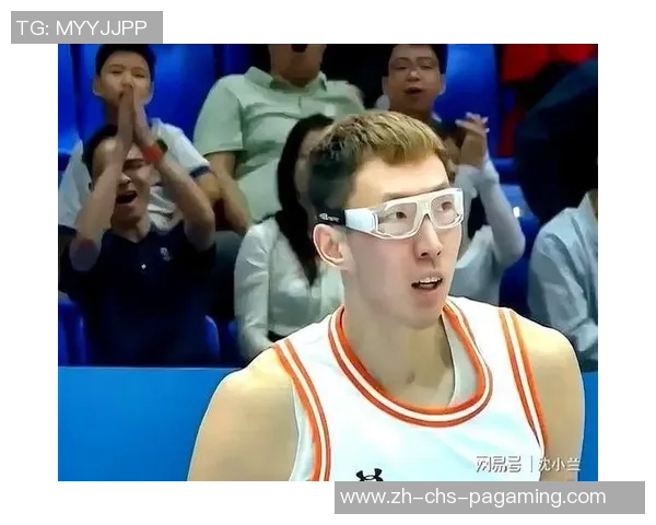 周琦眼部手术后回家休养与孩子共享快乐时光在球场玩耍